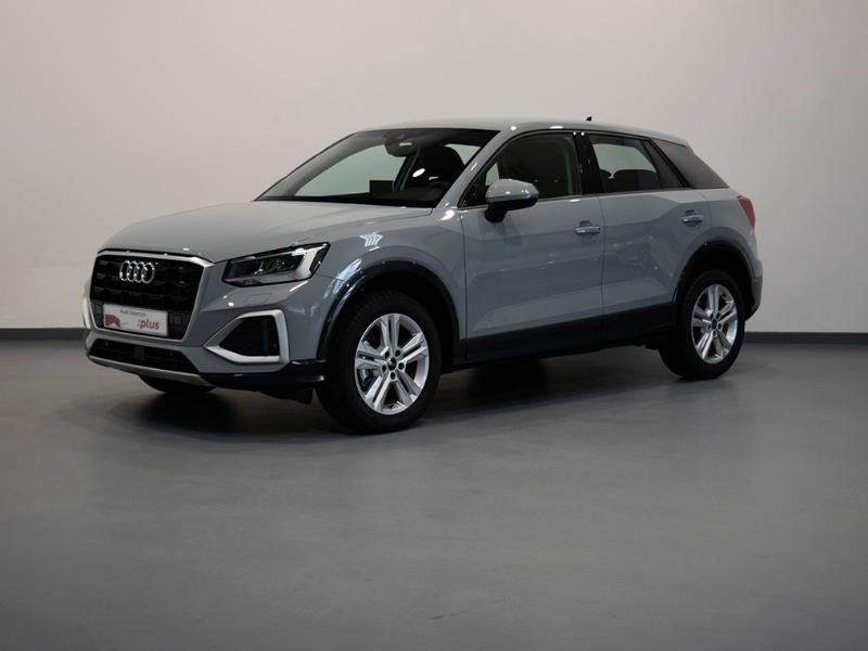 SUV Audi Q3 gris estacionado en interior