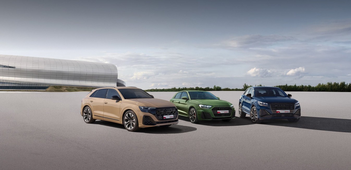 Tres Audi Q3 Sportback en distintos tonos estacionados al aire libre. Todos llevan las matriculas del programa Audi selection plus