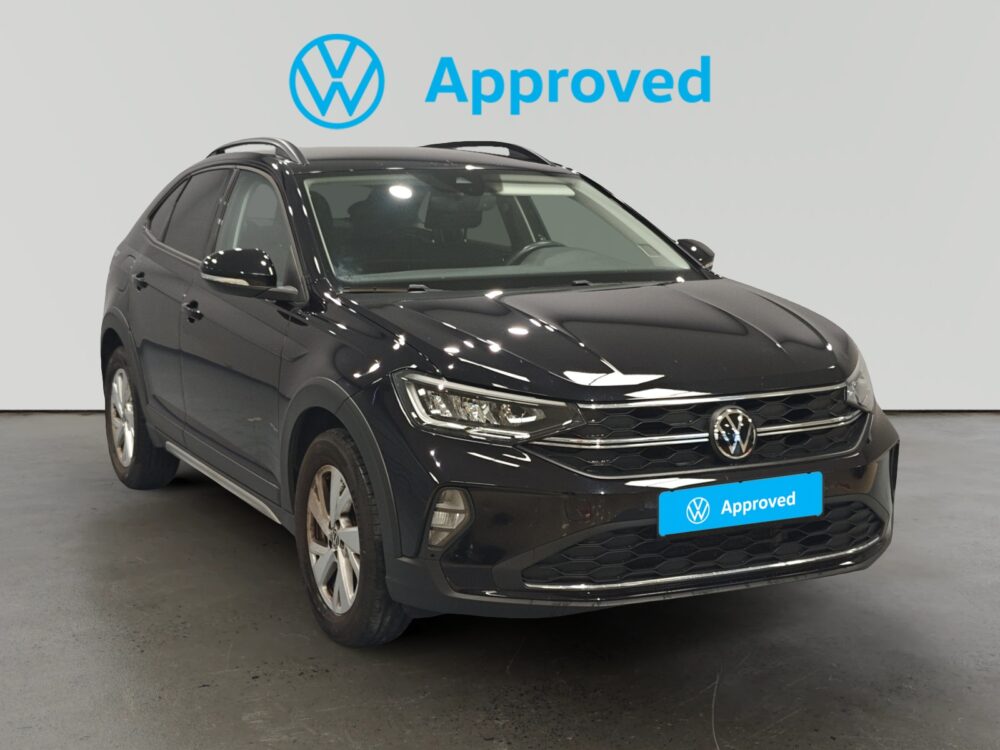 SUV negro Volkswagen con distintivo Approved en exhibición