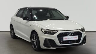 Audi compacto blanco con detalles negros en exhibición interior