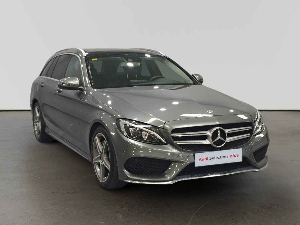 Mercedes-Benz Clase C plateado en exhibición en concesionario Audi