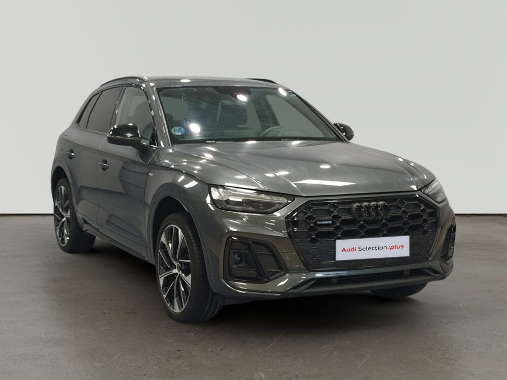 Audi Q3 gris estacionado en interior con letrero Audi Selection plus