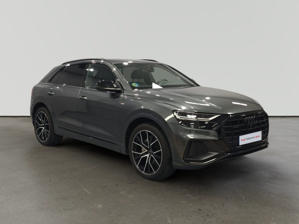 Audi Q5 SUV oscuro estacionado en interiores