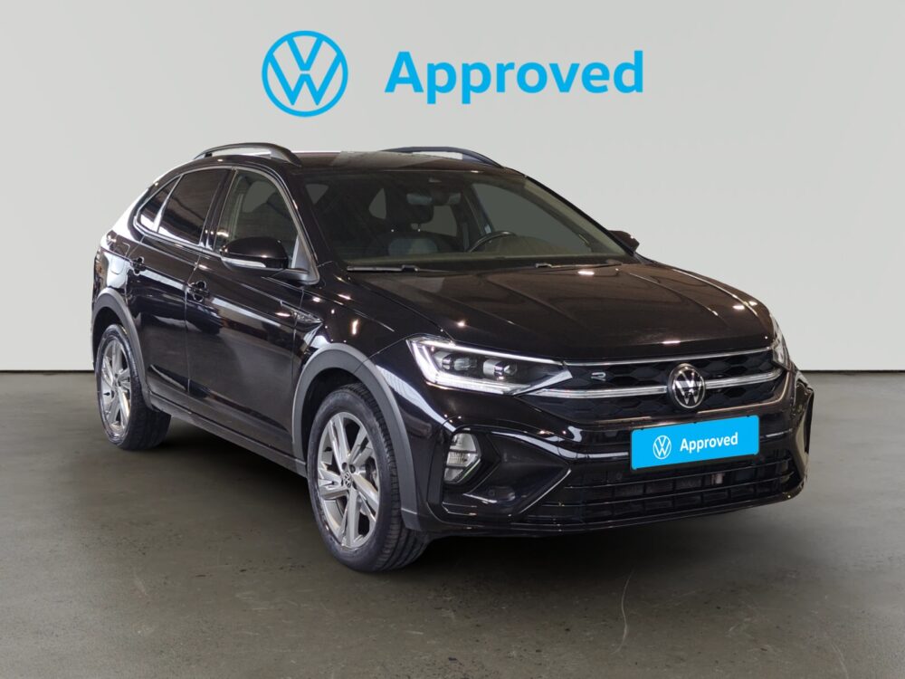 SUV negro Volkswagen con distintivo de aprobado oficial