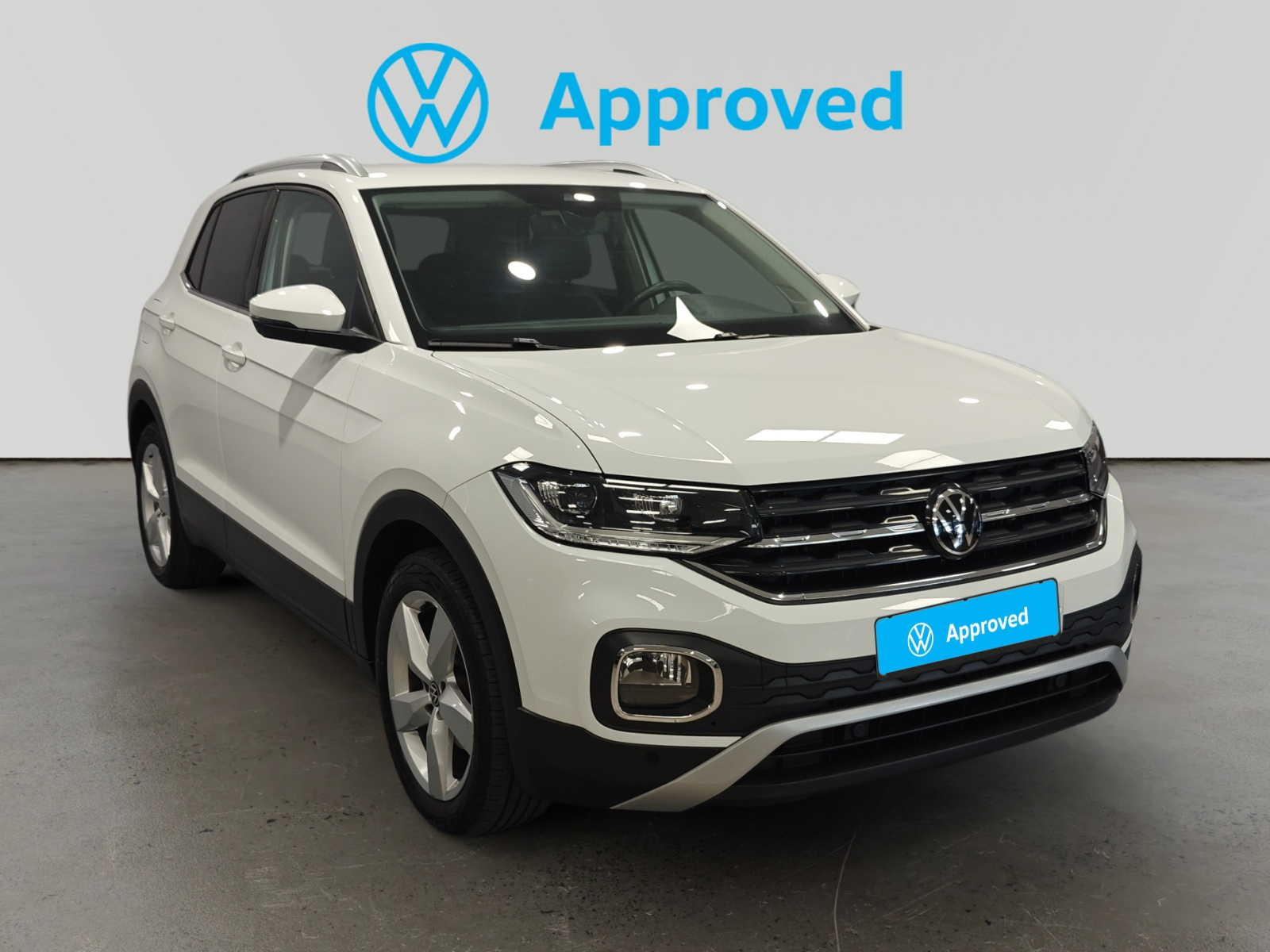 SUV Volkswagen aprobado con distintivo en el parabrisas