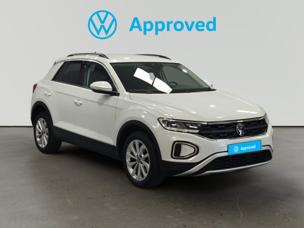 SUV Volkswagen blanco con certificación aprobada por la marca