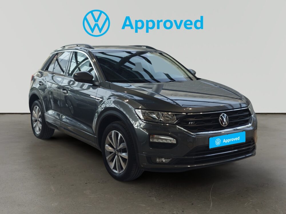 SUV Volkswagen negro con distintivo de aprobado en concesionario