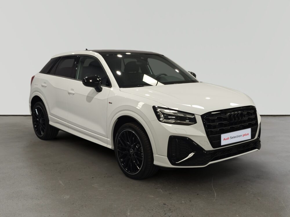 Audi SQ2 blanco en exhibición con detalles negros en parrilla y llantas