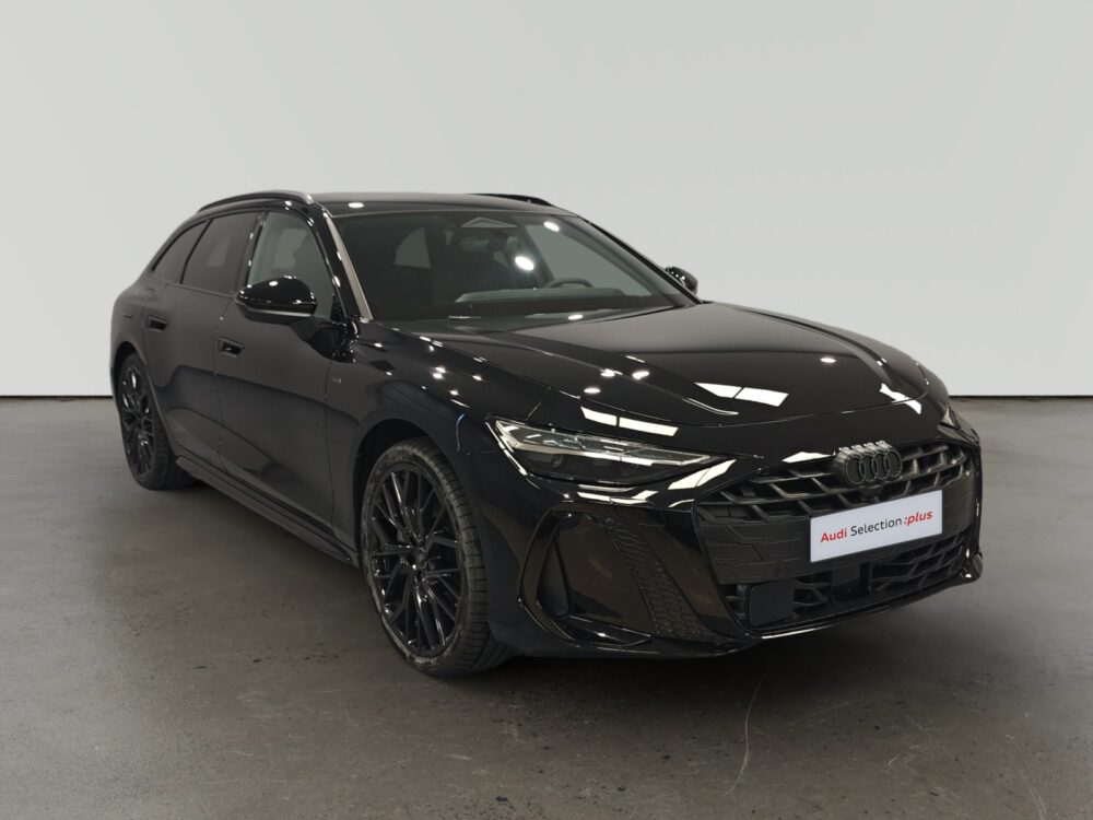 Audi negro estacionado en interior con letrero Audi Selection plus