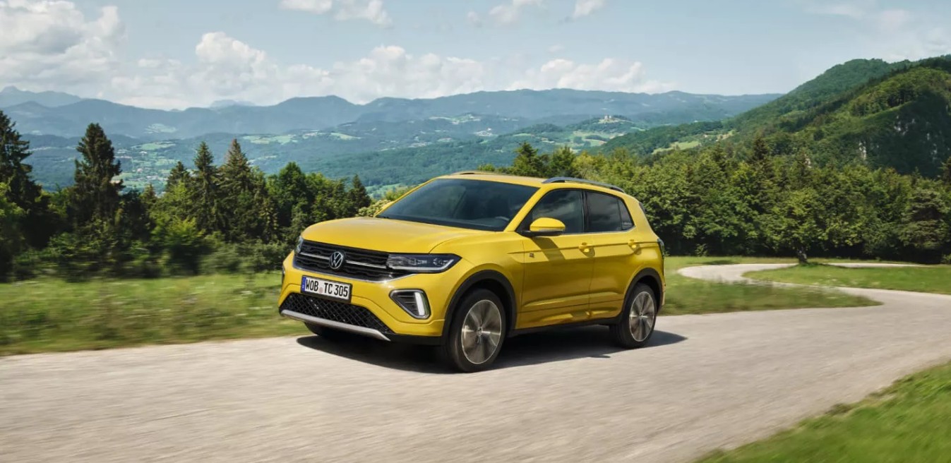 Volkswagen T-Cross amarillo circulando por carretera de montaña