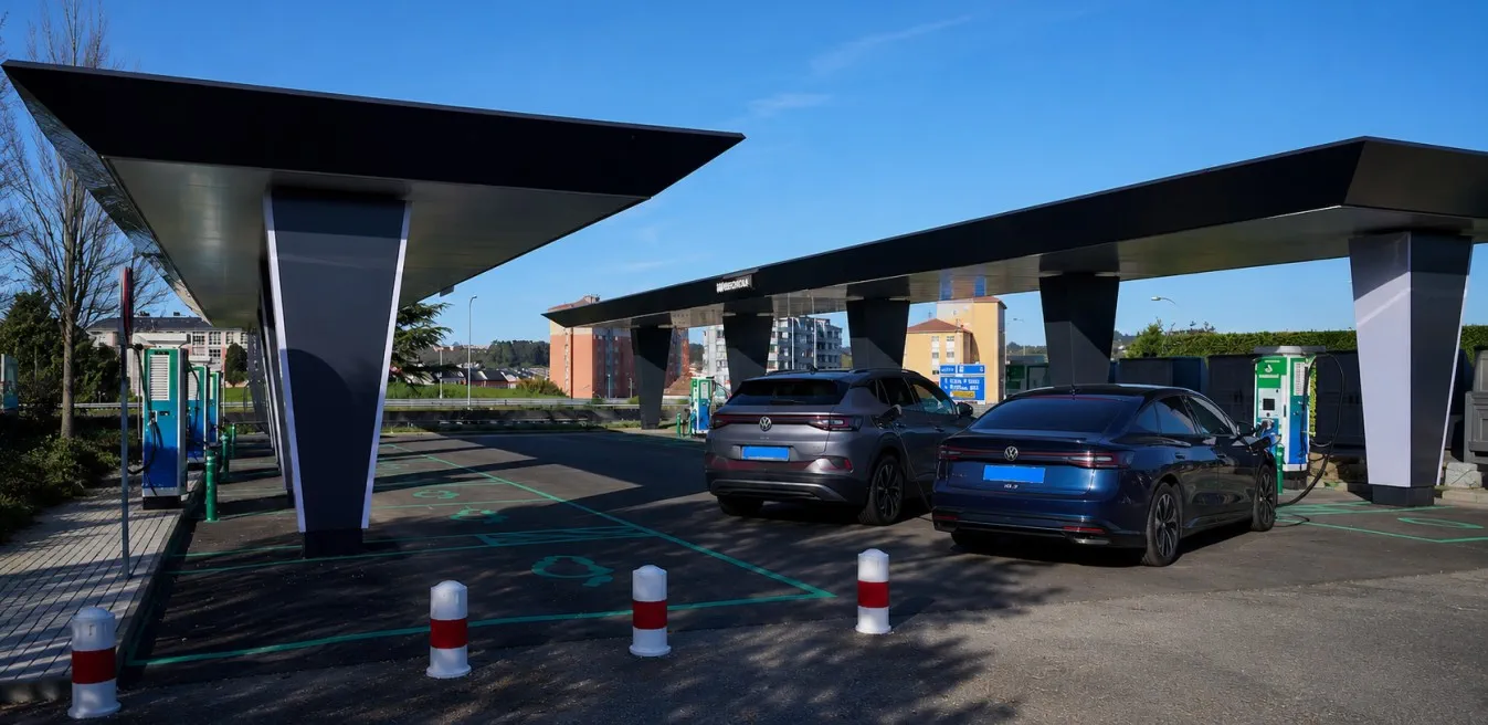Estación de carga rápida para vehículos eléctricos en O Burgo, A Coruña, con dos Volkswagen ID cargando