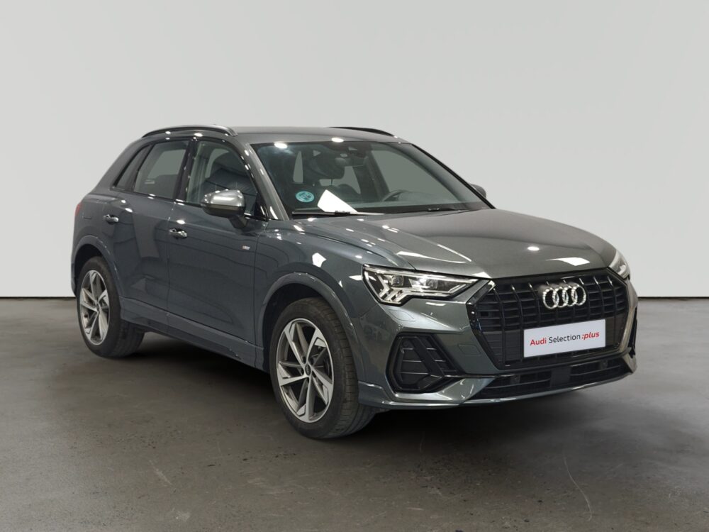 Audi Q4 e-tron gris oscuro de perfil en showroom