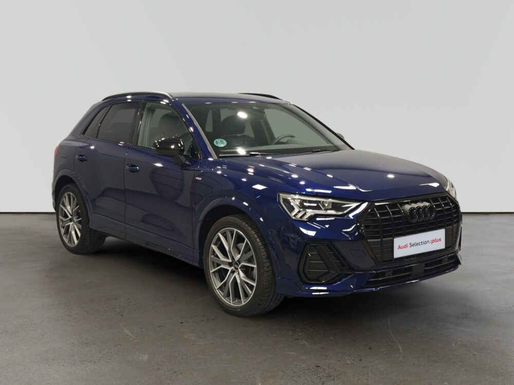 Audi Q4 e-tron azul marino en sala de exposición
