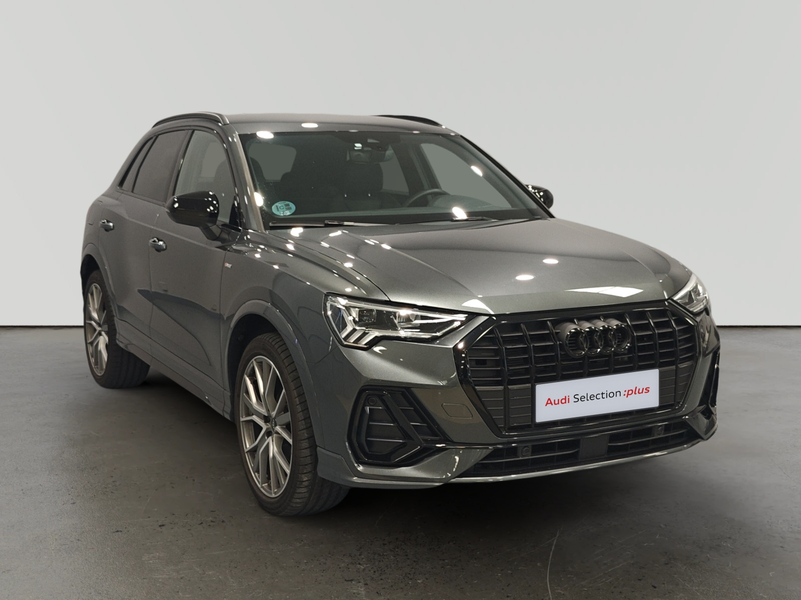 Audi Q4 e-tron gris metalizado de perfil tres cuartos