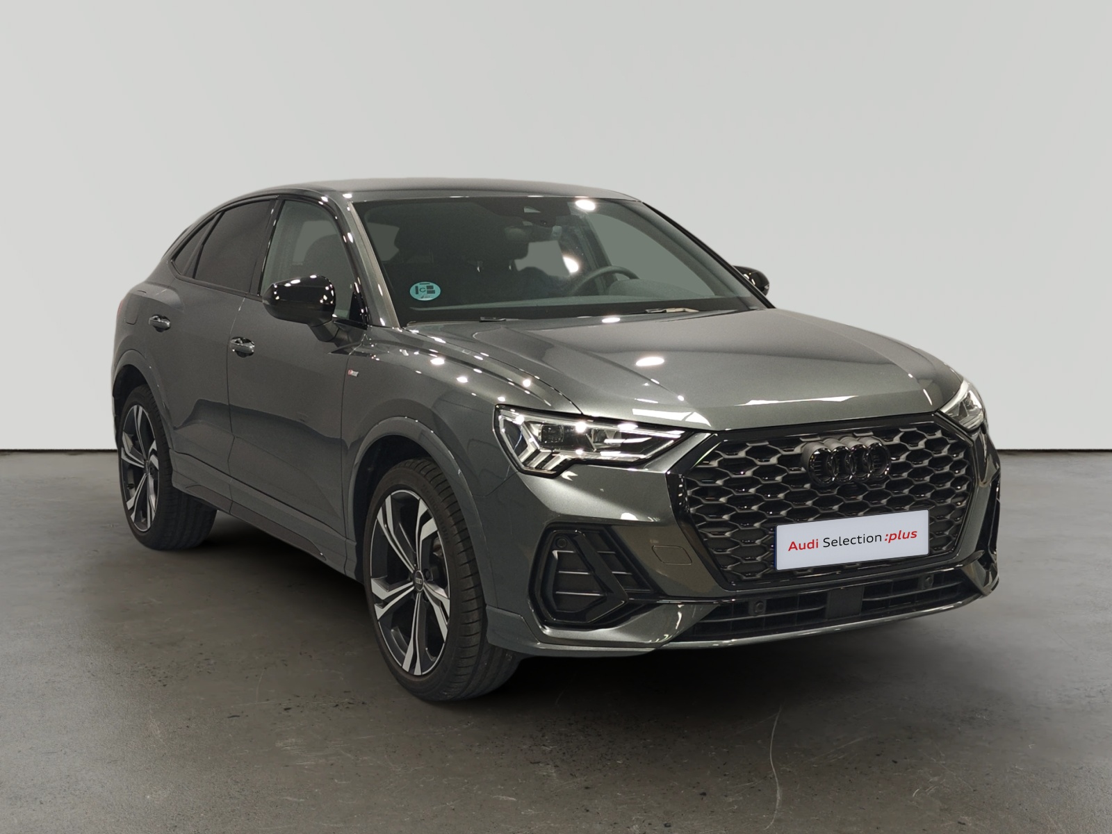 Audi Q6 e-tron gris metalizado en sala de exposición