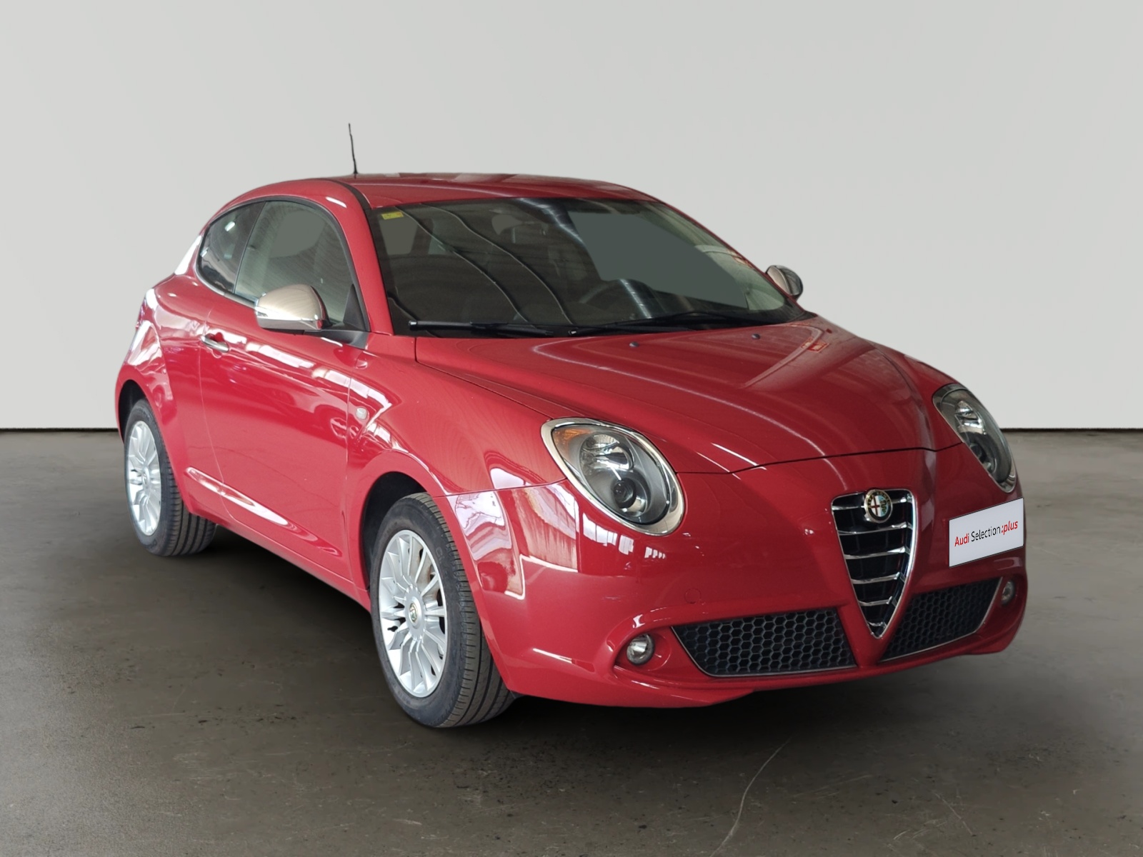 Alfa Romeo MiTo rojo en concesionario