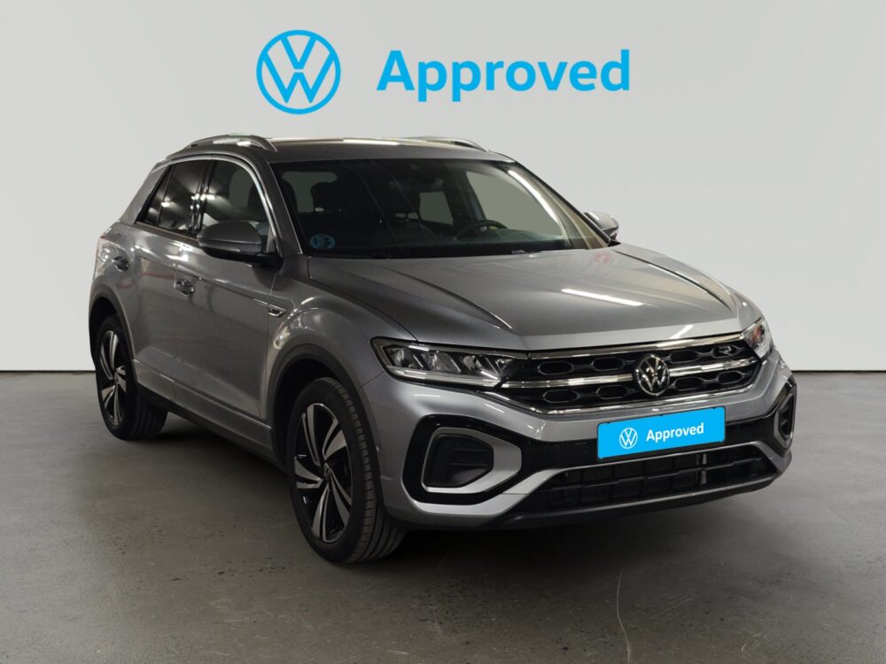 SUV Volkswagen aprobado con emblema y placa delantera VW.