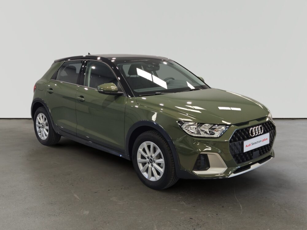 Audi A1 Citycarver verde oliva en sala de exposición