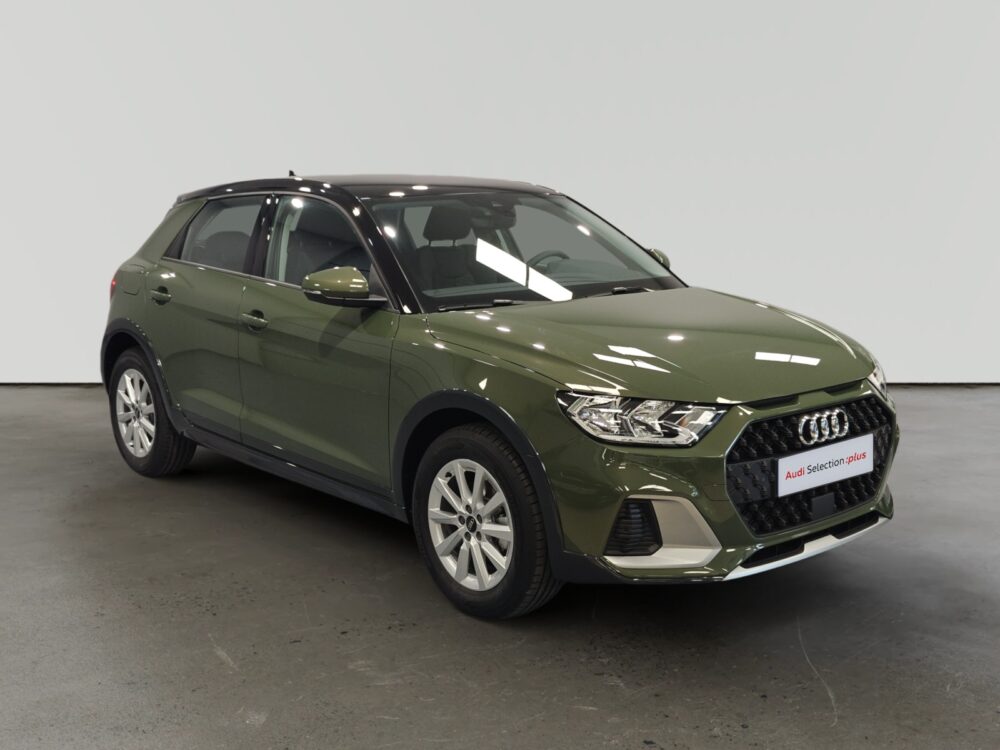 Audi A1 Sportback verde en sala de exposición