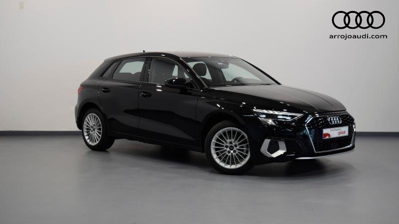 Audi A3 Sportback negro con llantas plateadas