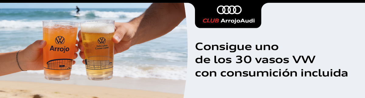 Dos vasos VW Arrojo con bebidas en la playa junto al mar