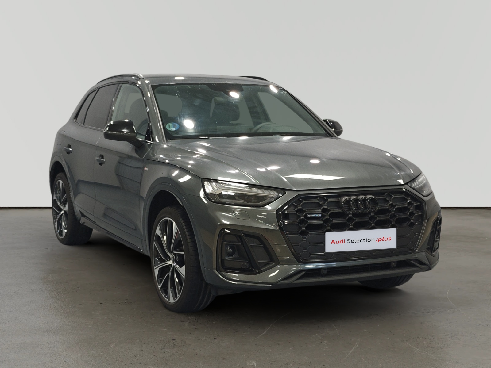 Audi Q5 gris metalizado con distintivo Selection plus