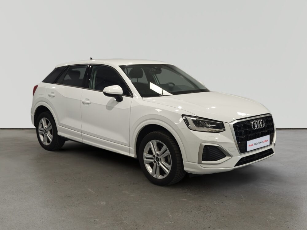 Audi Q5 blanco de perfil con puerta abierta