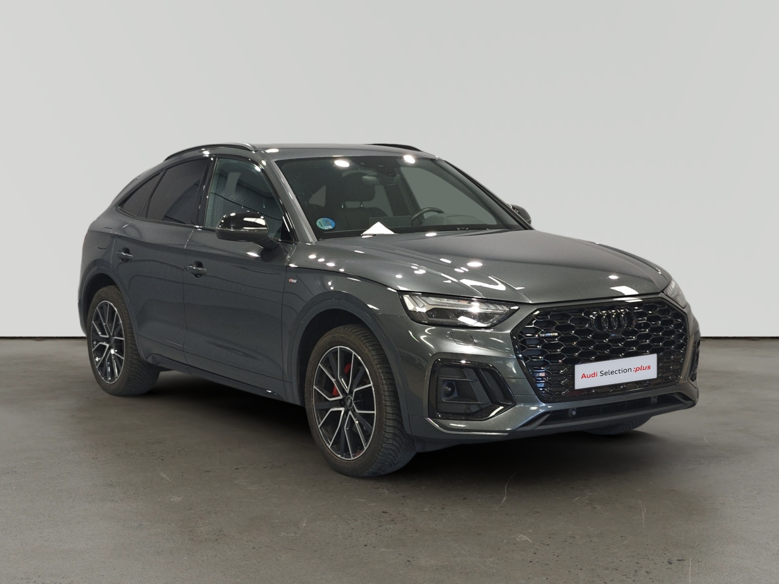 Audi Q6 e-tron gris oscuro en sala de exposición