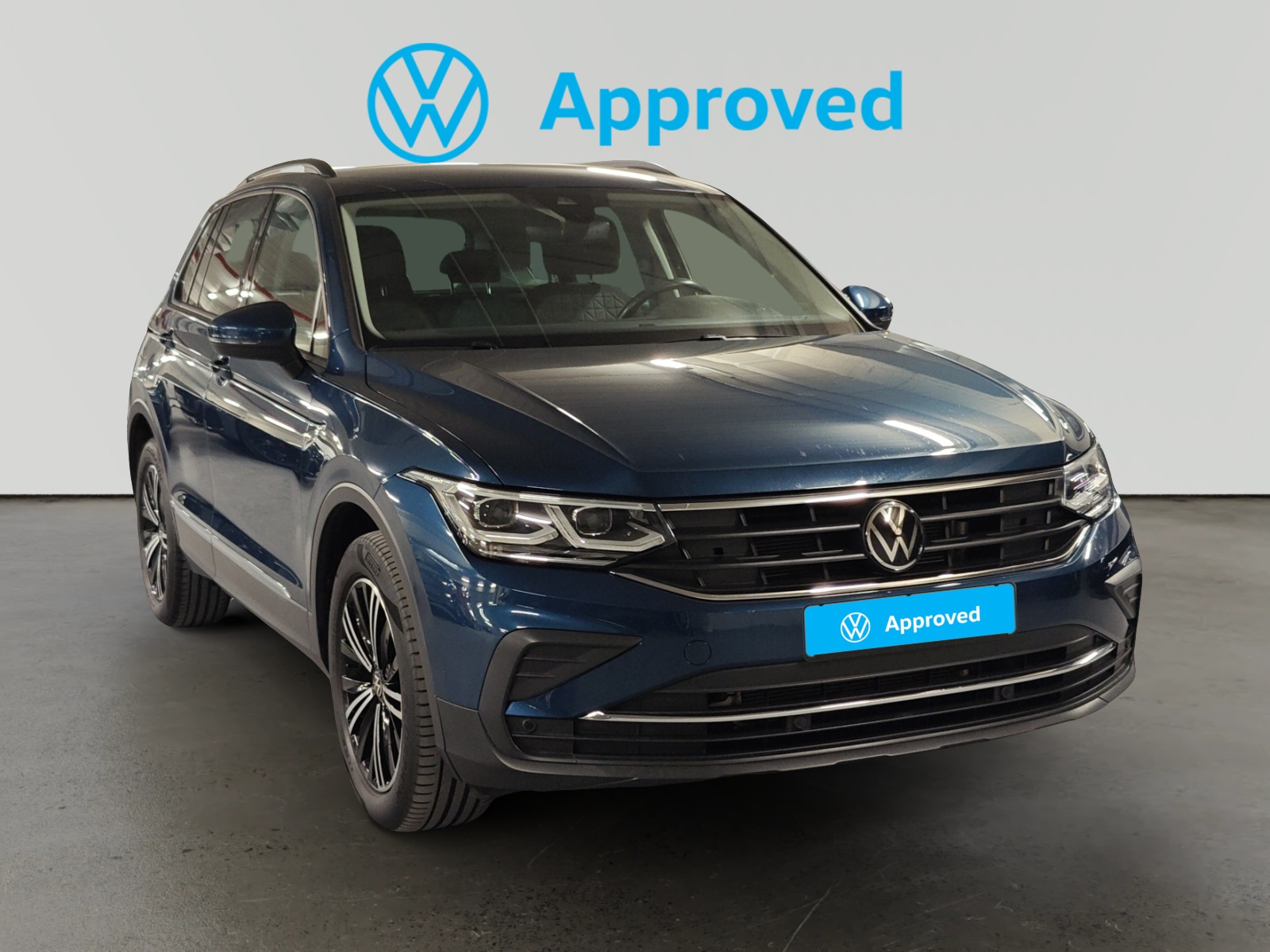 Volkswagen Taos azul marino con sello de aprobación oficial
