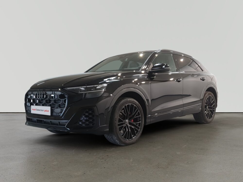 Audi Q6 e-tron negro de perfil en concesionario