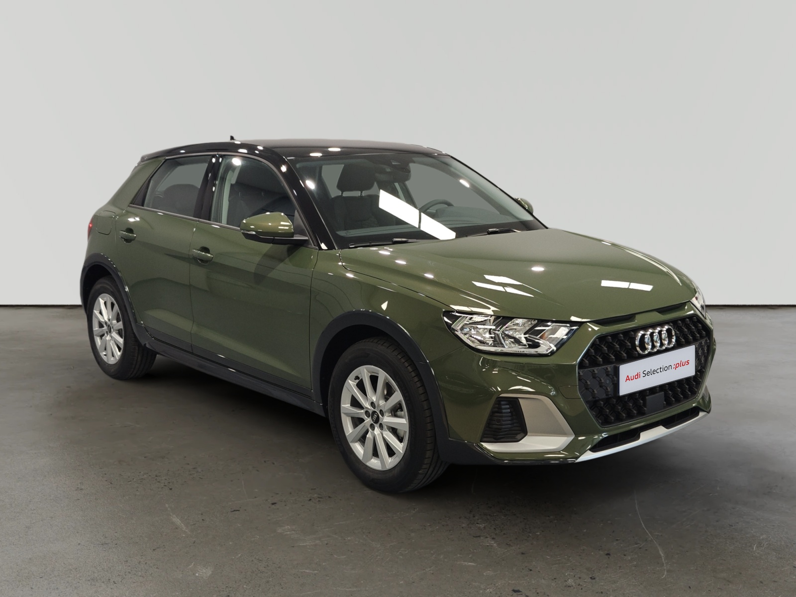 Audi A1 Sportback verde en sala de exposición