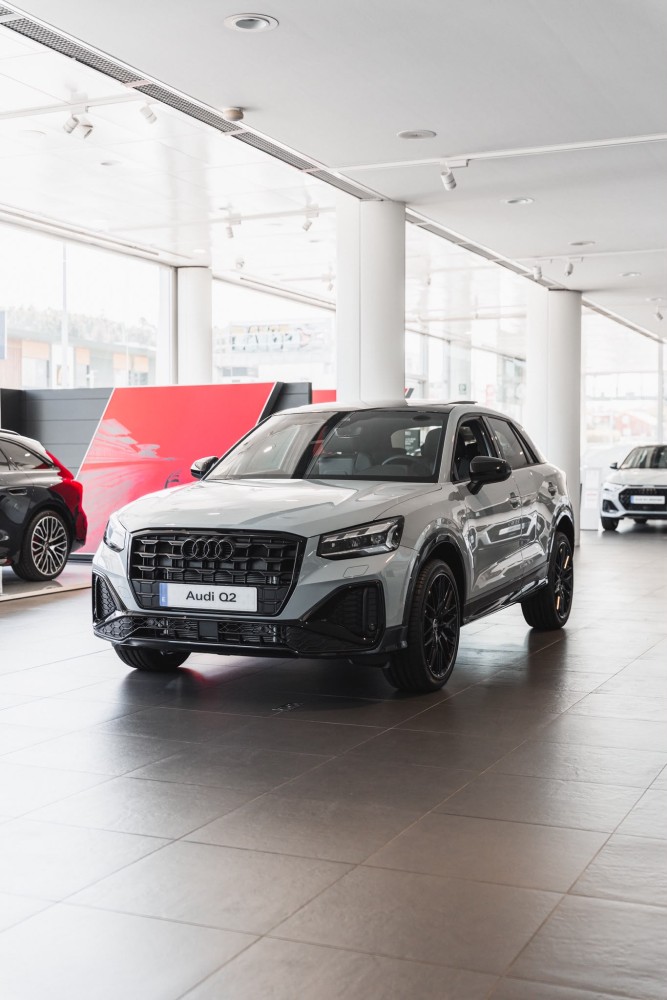 Audi Q2 blanco en showroom de concesionario Arrojo en A Coruña