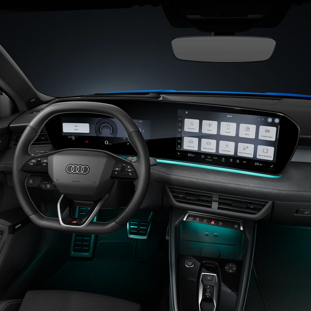 Interior del Audi Q4 e-tron con pantalla táctil y volante deportivo