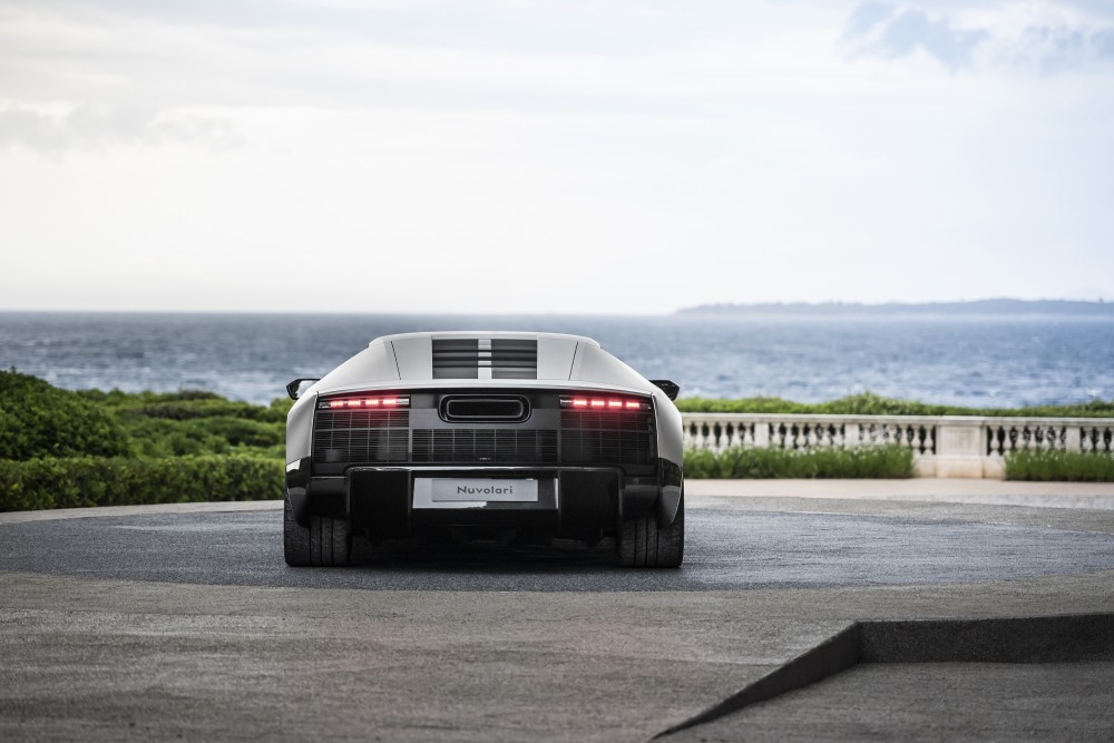 Audi Nuvolari deportivo plateado en terraza frente al mar