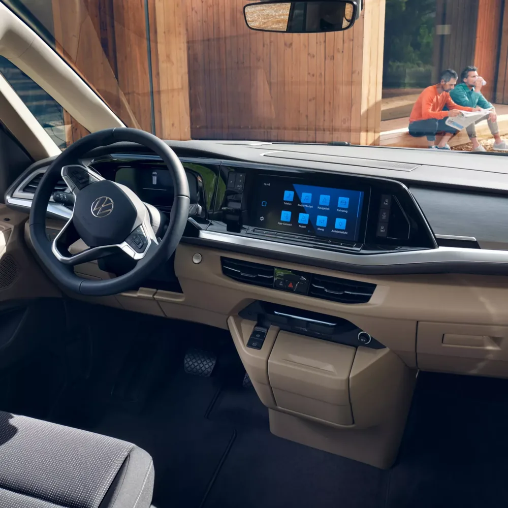 Interior del Volkswagen multivan con pantalla táctil y volante