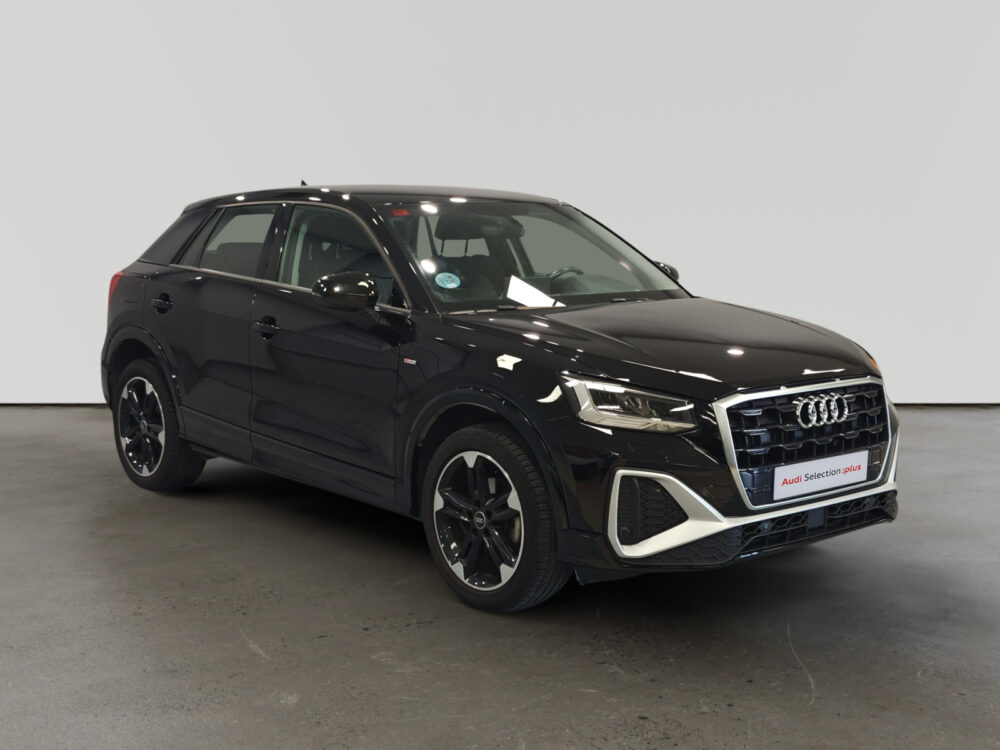 Audi Q4 e-tron negro de lujo en sala de exposición