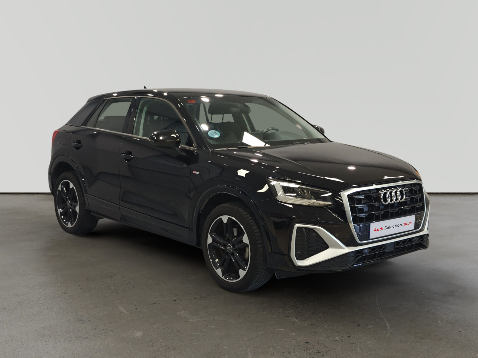 Audi Q4 e-tron negro de lujo en sala de exposición