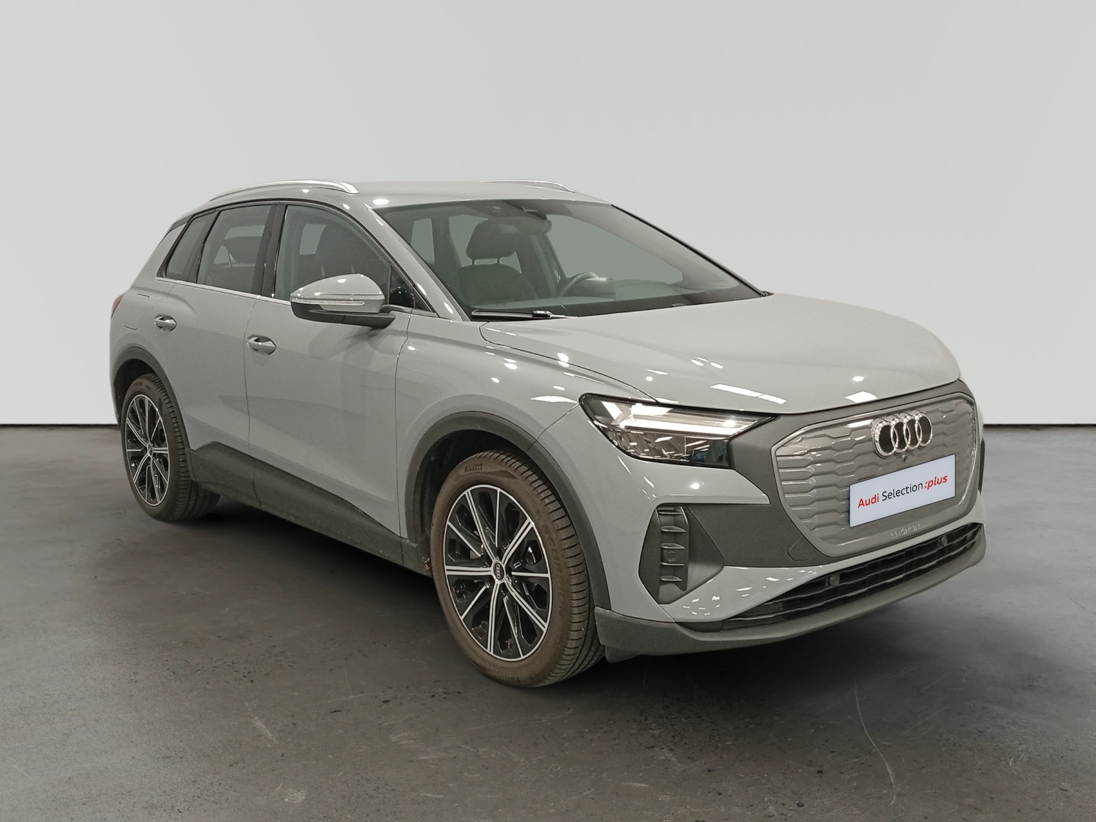 Audi Q6 e-tron eléctrico blanco de perfil