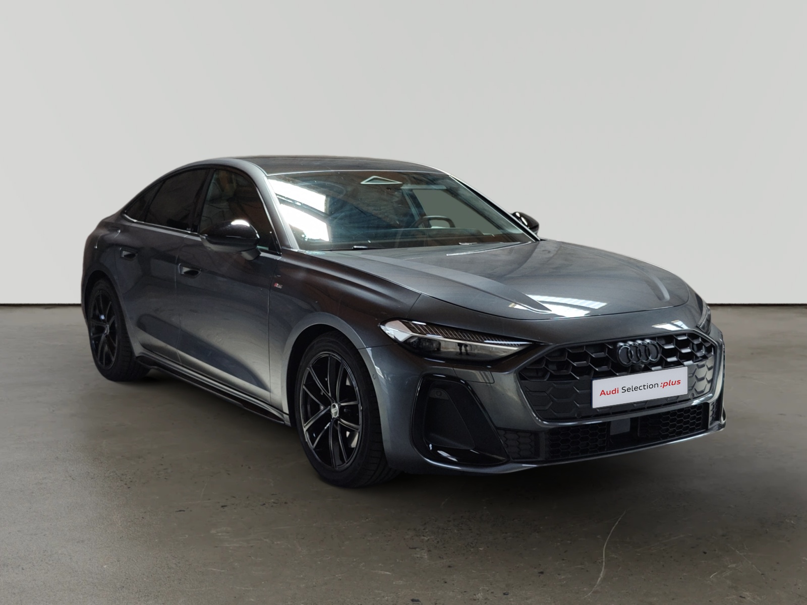 Audi e-tron GT gris oscuro en showroom