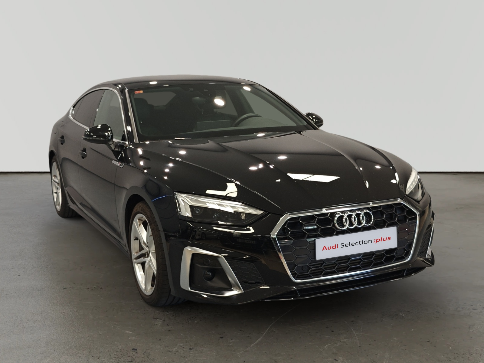 Audi A4 Avant negro de la línea Selection plus