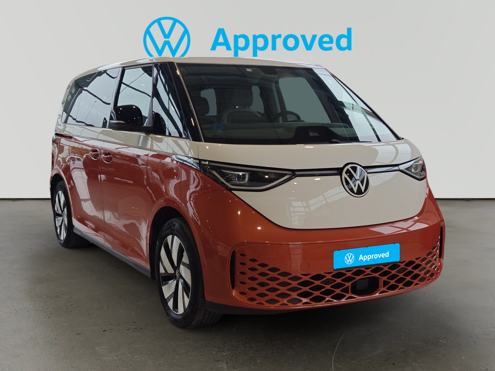 Volkswagen ID. Buzz rojo y blanco aprobado de frente en showroom