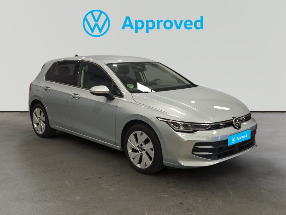 Volkswagen Golf plateado de cinco puertas aparcado en interior con logo Approved