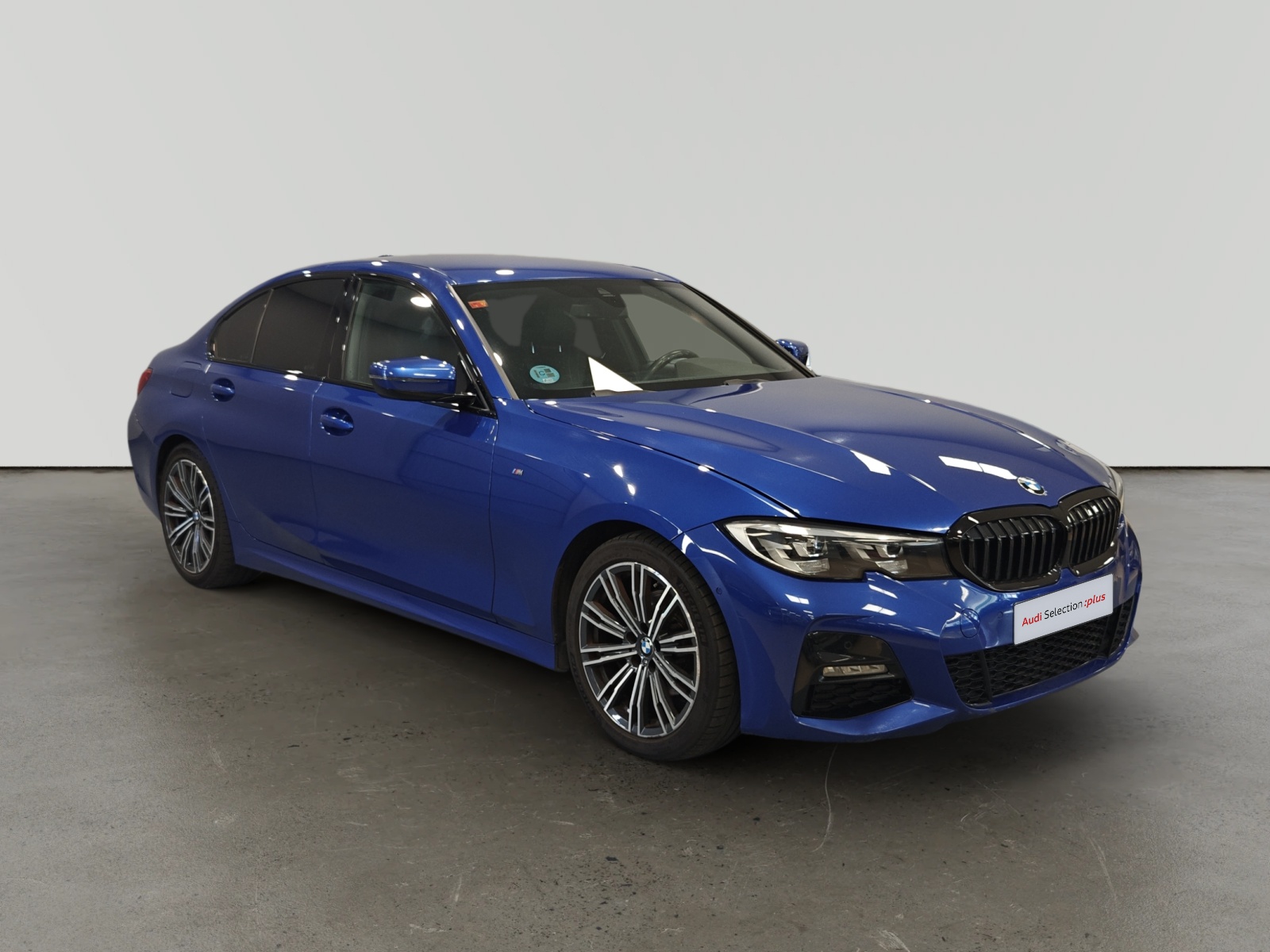 BMW Serie 3 azul en sala de exposición