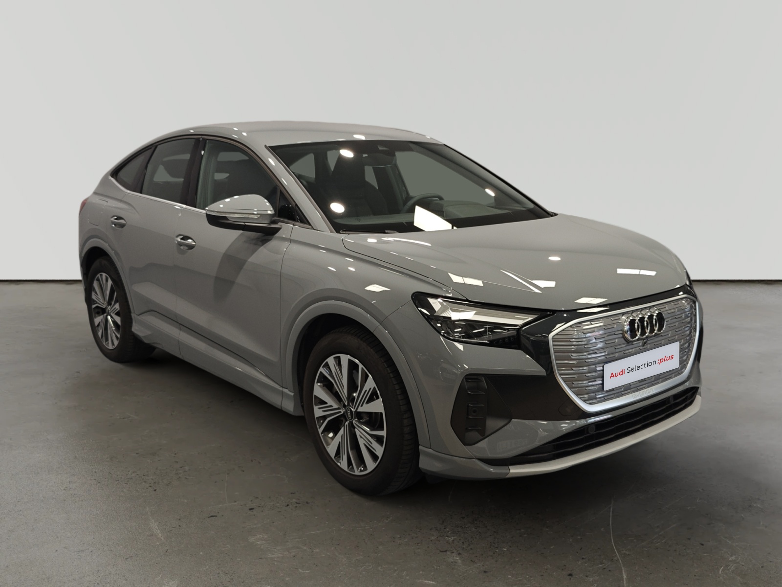 Audi e-tron SUV eléctrico gris en showroom