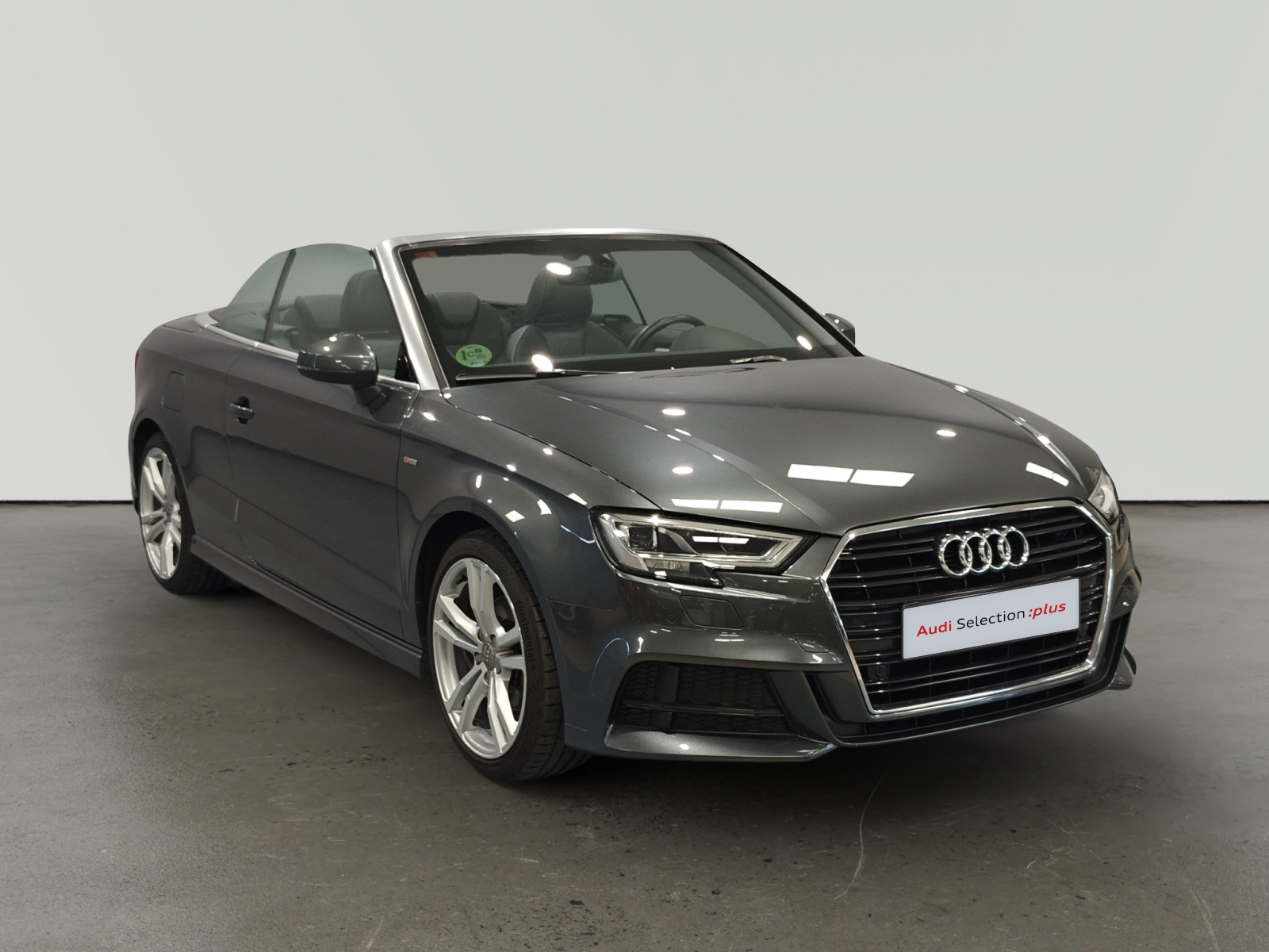 Audi A3 Cabriolet gris descapotable en concesionario