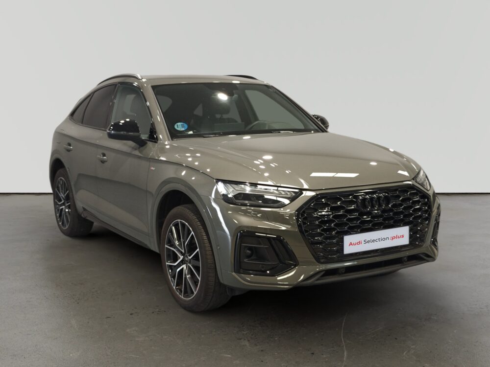 Audi Q5 gris metalizado en exposición de concesionario