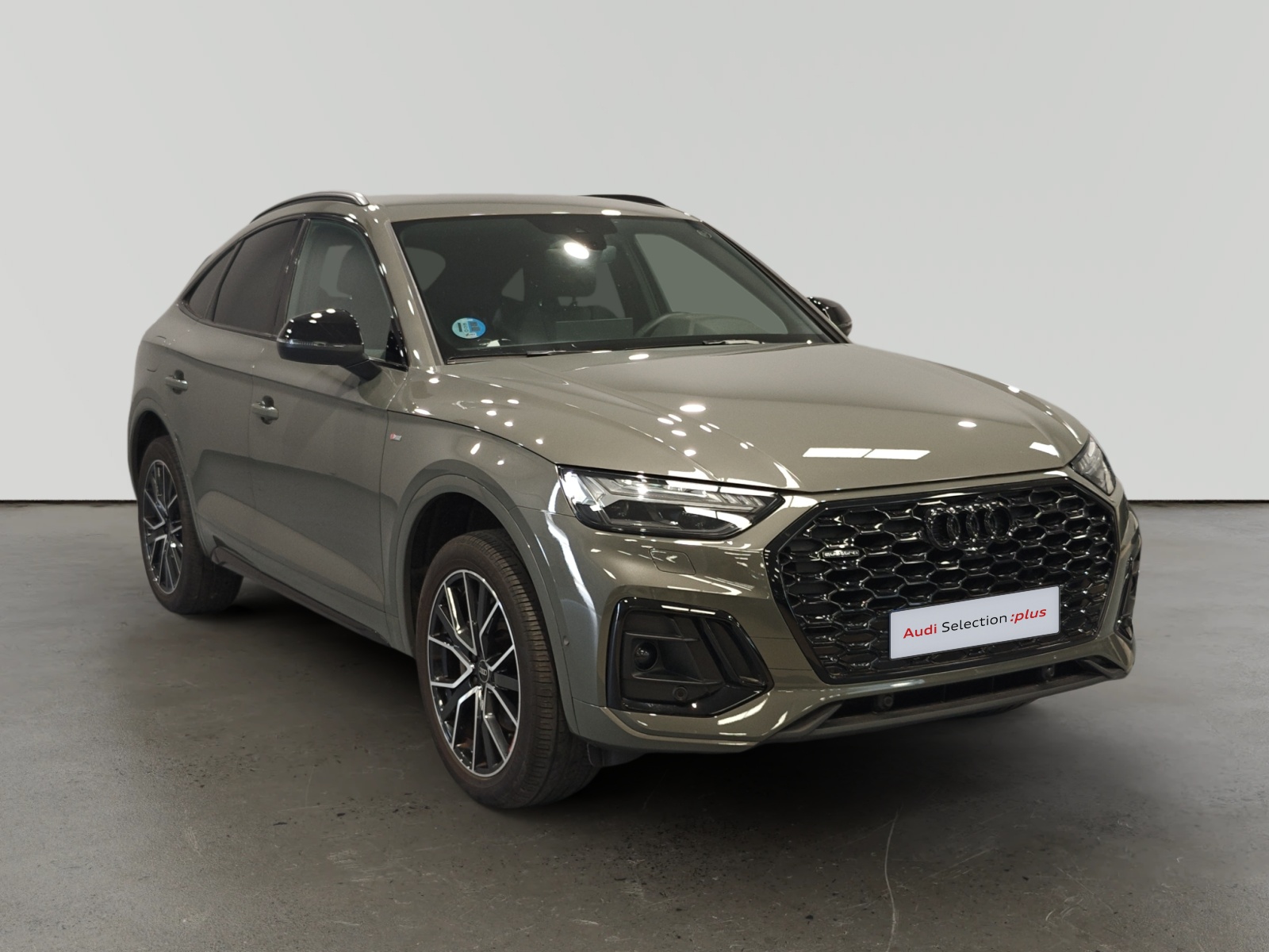Audi Q5 gris metalizado en exposición de concesionario