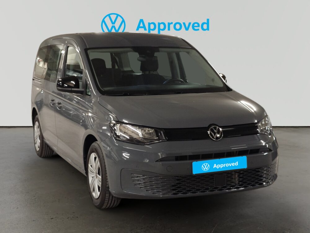 Volkswagen Caddy Maxi gris con distintivo Approved en fondo blanco