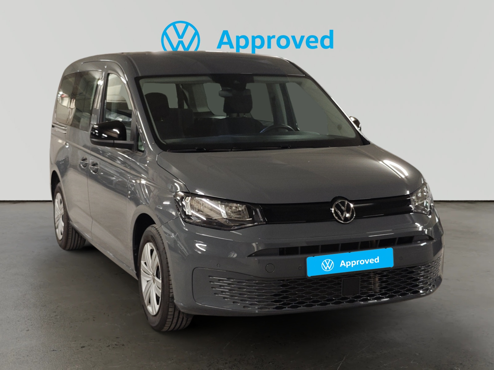 Volkswagen Caddy Maxi gris con distintivo Approved en fondo blanco