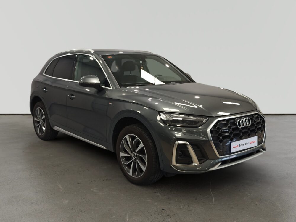 Audi Q5 gris oscuro con acabados cromados y llantas de aleación